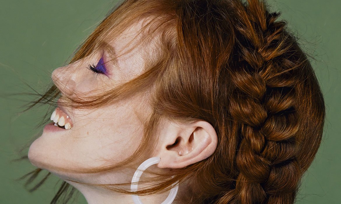 La trenza corona es una de las trenzas del verano 2021 con mayúsculas. Una vez terminada, fíjala con unas pulverizaciones de la Laca Elnett de L’Oréal Paris y ya la tendrías.